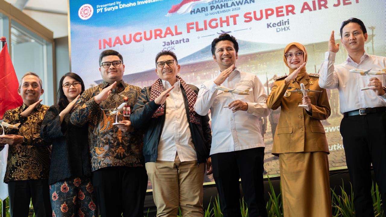 Wagub Jatim Emil Dardak bersama sejumlah kepala daerah serta perwakilan maskapai dan Bandara Dhoho Kediri saat Inaugural Flight Super Air Jet Jakarta-Kediri. (Foto: Bandara Dhoho Kediri for jatimnow.com)
