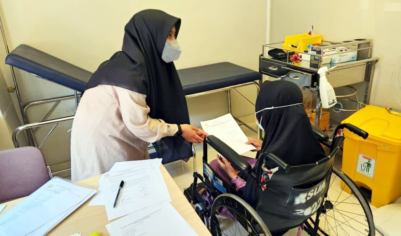 Ketua tim TBCare ITS Nathania Cahya Romadhona (kiri) saat melakukan pengambilan sampel suara batuk pasien di fasilitas kesehatan. (Foto: Humas ITS/jatimnow.com)