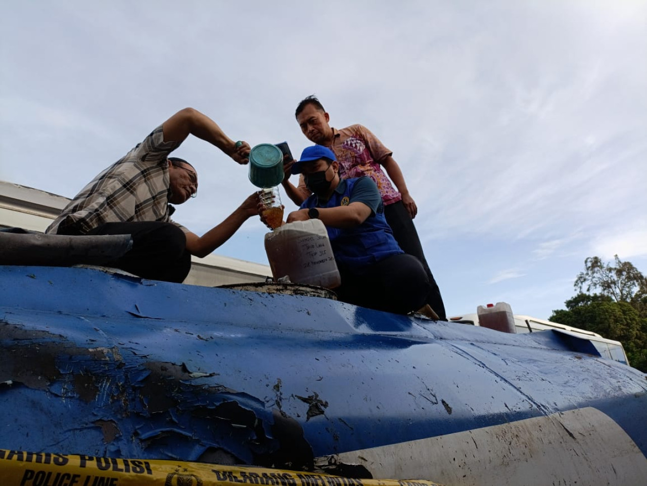Foto: Proses pengamilan sampel yang dilakukan polisi. (Bramanta/jatimnow.com)