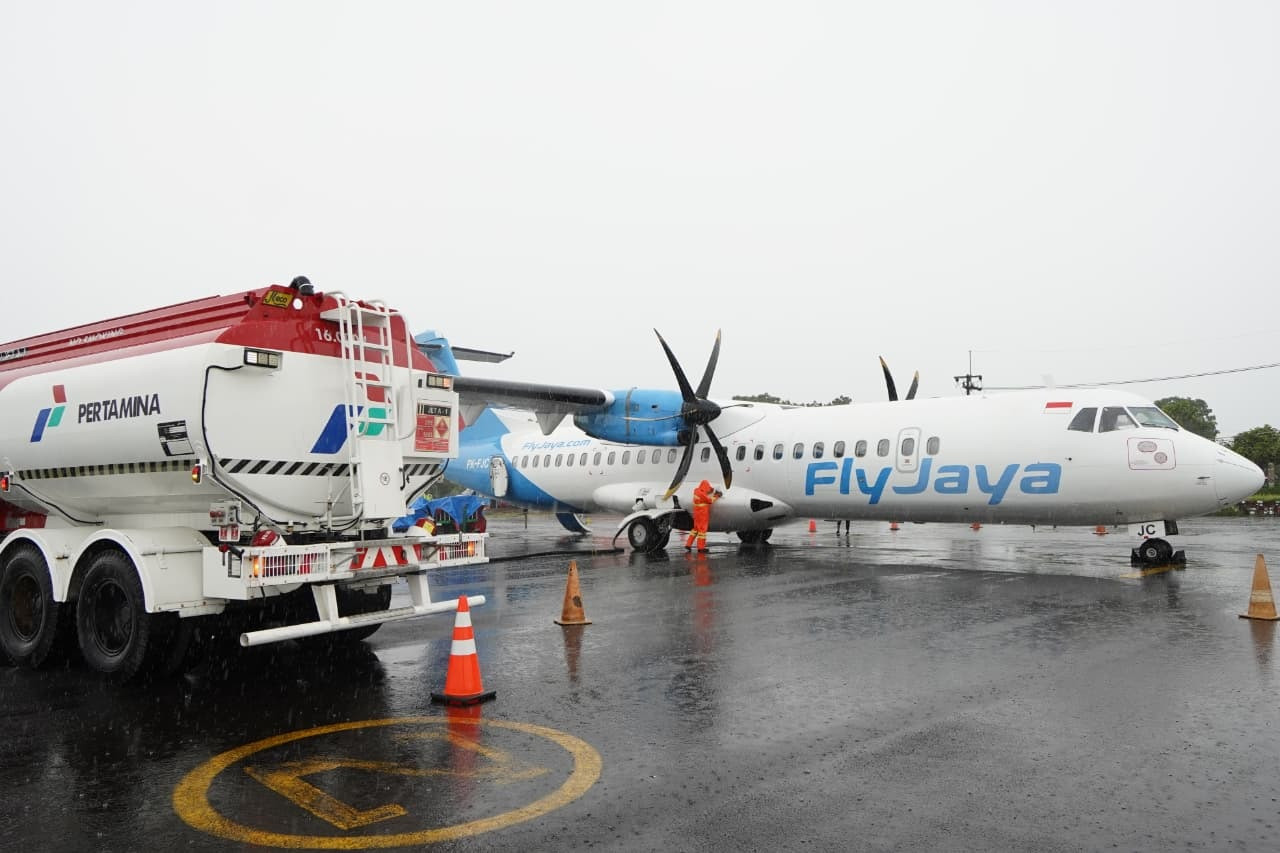 Pertamina Patra Niaga baru saja merealisasikan pengisian bahan bakar pesawat (avtur) perdana di Bandara Jember. (Foto: Pertamina/jatimnow.com)