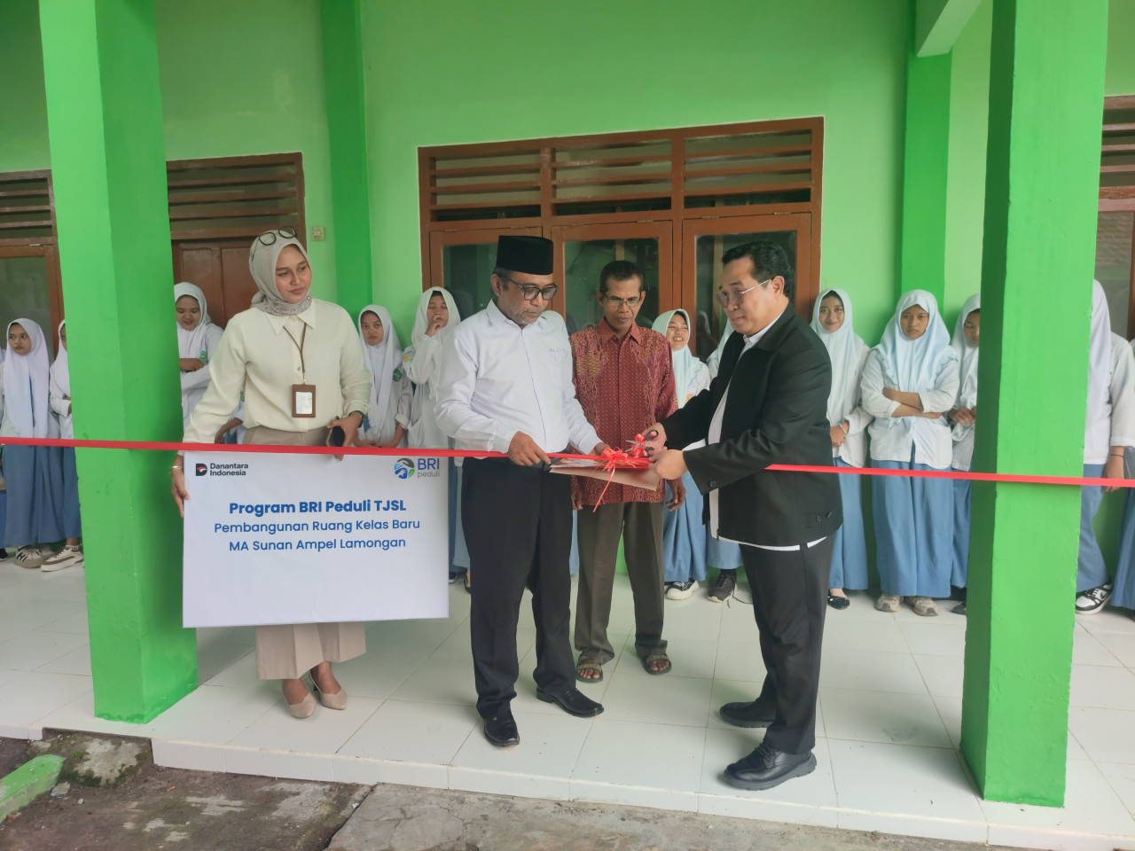 Melalui Program TJSL, BRI Lamongan Bangun Ruang Kelas Baru di MA Sunan Ampel