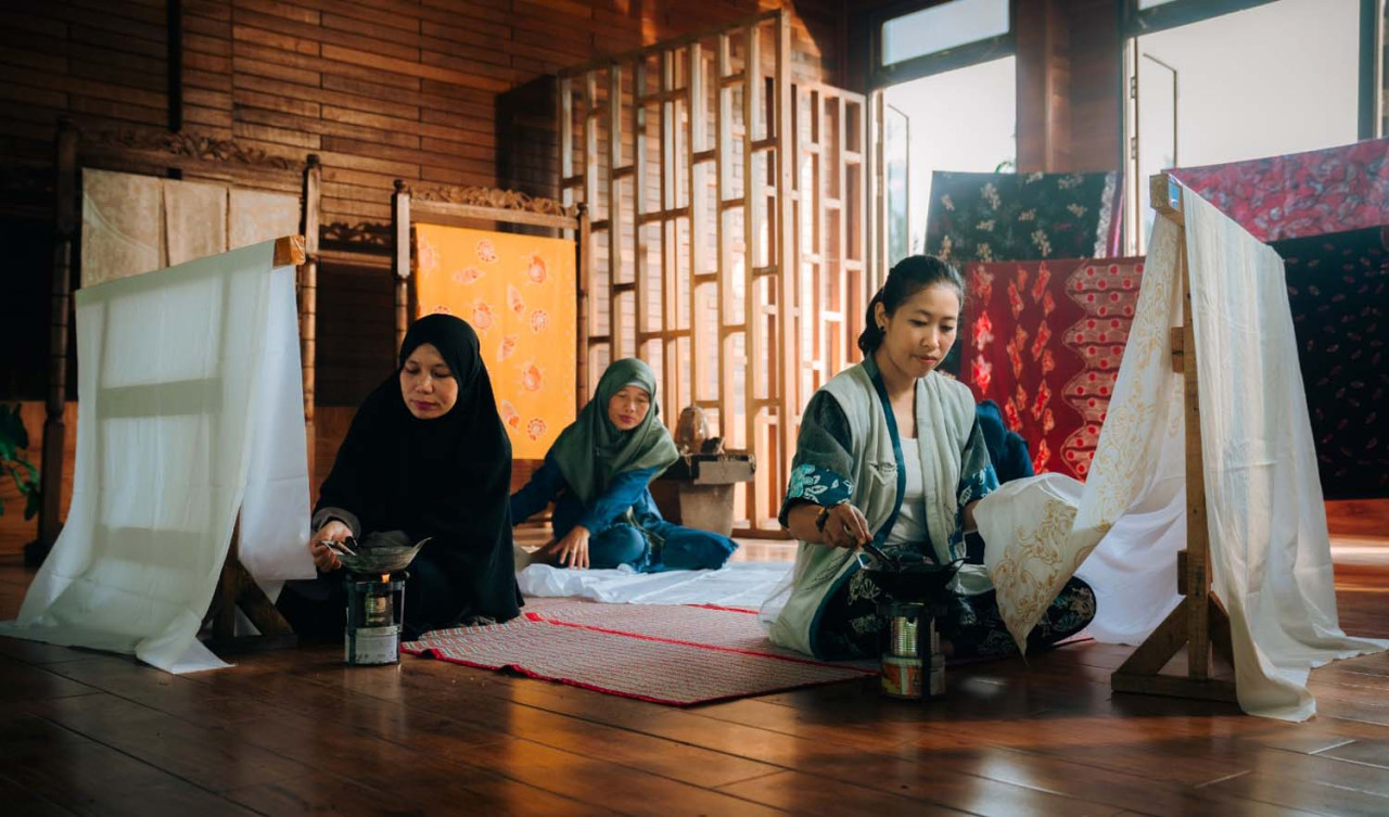 Aktivitas produksi batik masyarakat Desa Sejahtera Astra Singkawang yang hingga saat ini, telah melibatkan lebih dari 240 pelaku batik yang tergabung dalam 18 kelompok produksi aktif. (Foto: Astra/jatimnow.com)