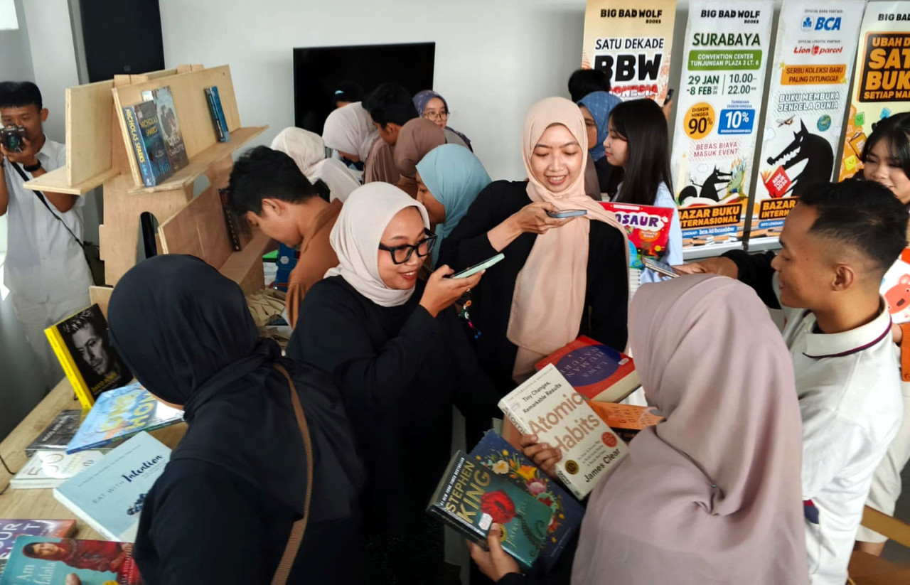 Sejumlah penggemar buku berebut buku usai konferensi pers BBW Surabaya 2026, di Surabaya, Selasa (20/1/2026). (Foto: Ali Masduki/jatimnow.com)