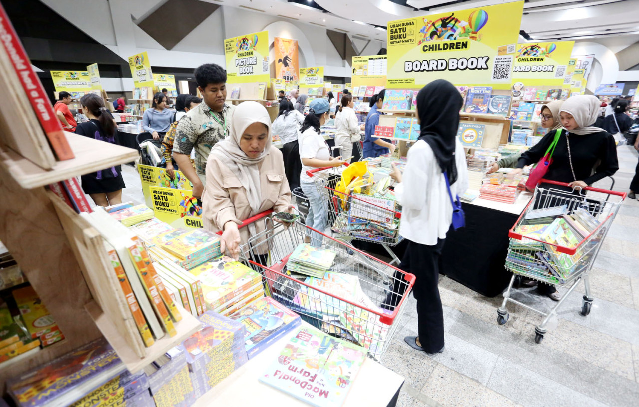 Pengunjung memadati area buku anak-anak di Big Bad Wolf Books (BBW). Berbagai pilihan buku board book dan aktivitas untuk anak usia 0-4 tahun tersedia. (Foto: Ali Masduki/jatimnow.com)