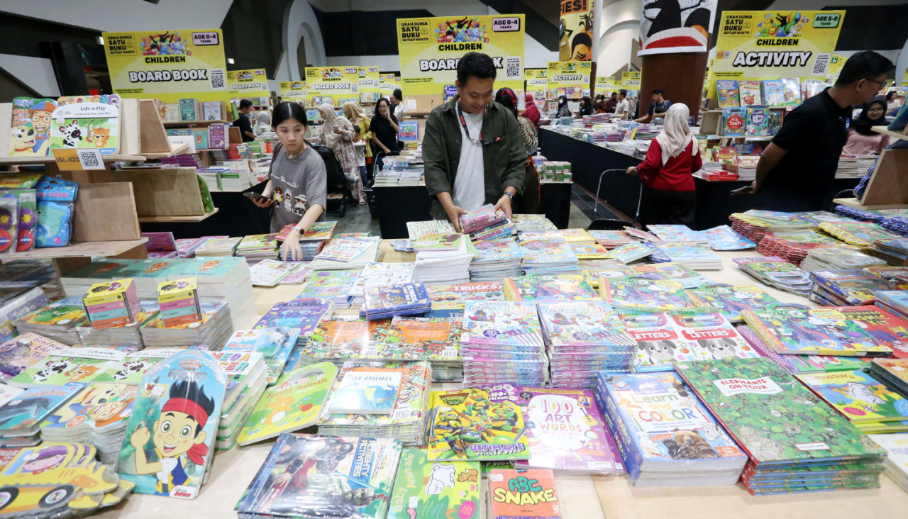 Pengunjung memilih buku di area Big Bad Wolf Books (BBW). Berbagai pilihan buku board book dan aktivitas untuk anak usia 0-4 tahun tersedia. (Foto: Ali Masduki/jatimnow.com)