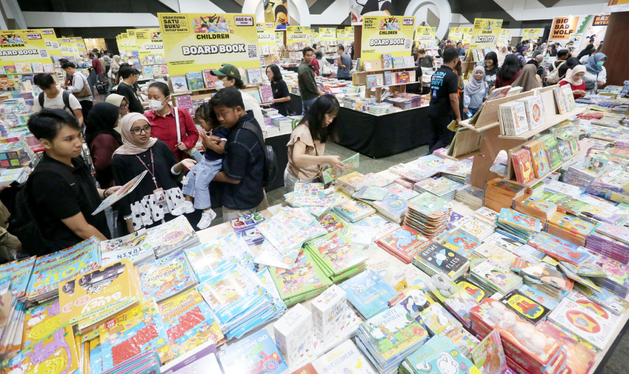Pengunjung memadati area buku anak-anak di Big Bad Wolf Books (BBW). Berbagai pilihan buku board book dan aktivitas untuk anak usia 0-4 tahun tersedia. (Foto: Ali Masduki/jatimnow.com)
