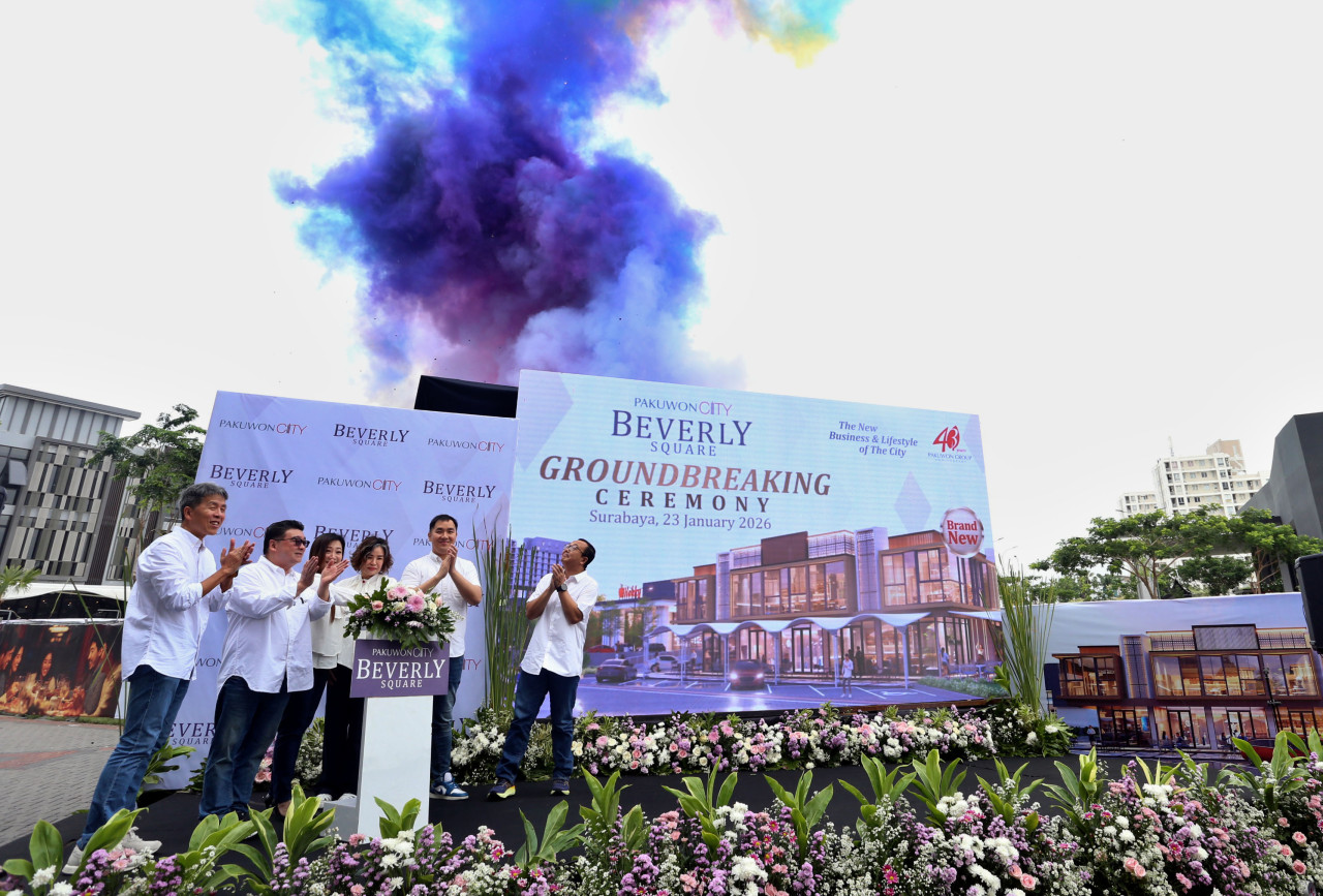 Jajaran manajemen Pakuwon Group melakukan prosesi groundbreaking Beverly Square Pakuwon City di Surabaya Timur, Jumat (23/1/2026), menandai dimulainya pembangunan pusat bisnis lifestyle yang menyasar pasar hunian mapan. (Foto: Ali Masduki/jatimnow.com)
