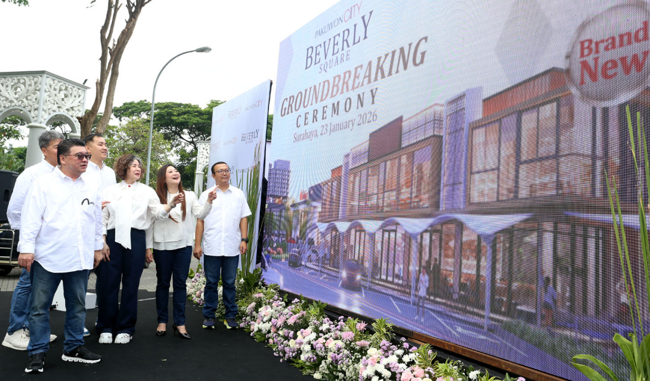 Jajaran manajemen Pakuwon Group melakukan prosesi groundbreaking Beverly Square Pakuwon City di Surabaya Timur, Jumat (23/1/2026), menandai dimulainya pembangunan pusat bisnis lifestyle yang menyasar pasar hunian mapan kawasan tersebut. (Foto: Ali Masduki/jatimnow.com)