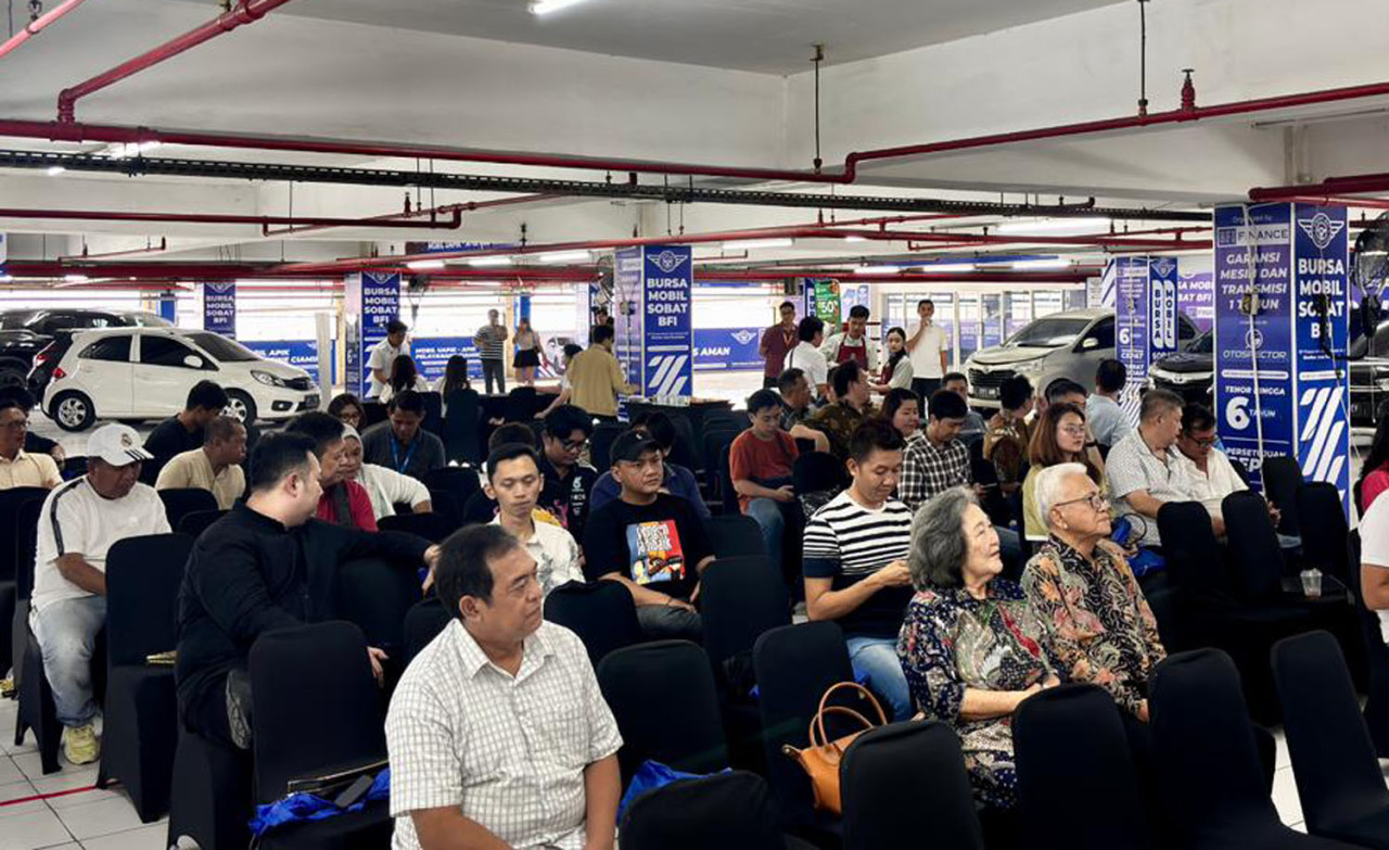 BFI Finance memperluas Showroom Hebat SOBAT di Surabaya. Kapasitas naik jadi 275 unit, pembiayaan cepat, dan pilihan mobil bekas makin beragam. (Foto/jatimnow.com)
