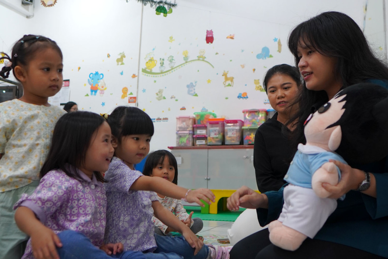 Amelia Margaretha Suprapto (kanan) melakukan edukasi seksual menggunakan Boneka Sentasi di KB Sanggar Kreativitas Ubaya. (Foto: Humas Ubaya/jatimnow.com)