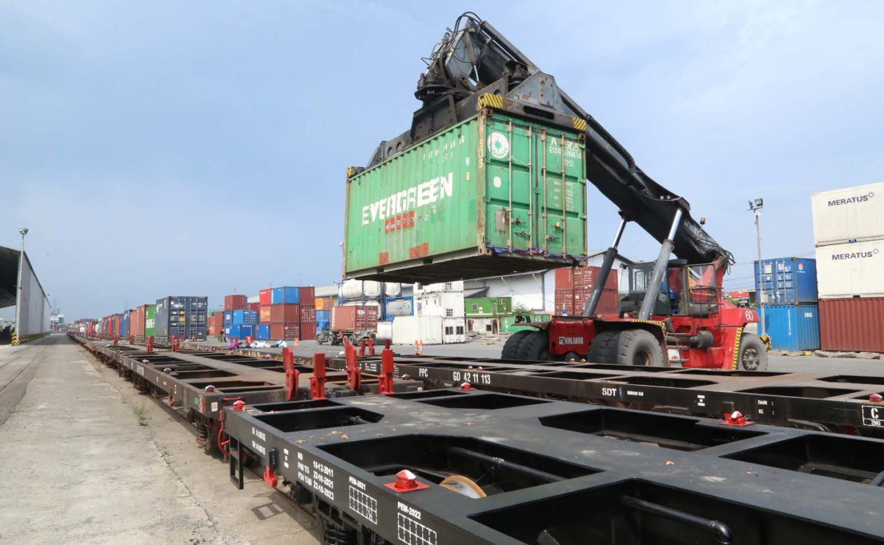 Aktivitas bongkar muat peti kemas di stasiun barang. KAI terus berbenah untuk meningkatkan layanan logistik. (Foto: Humas KAI/jatimnow.com)