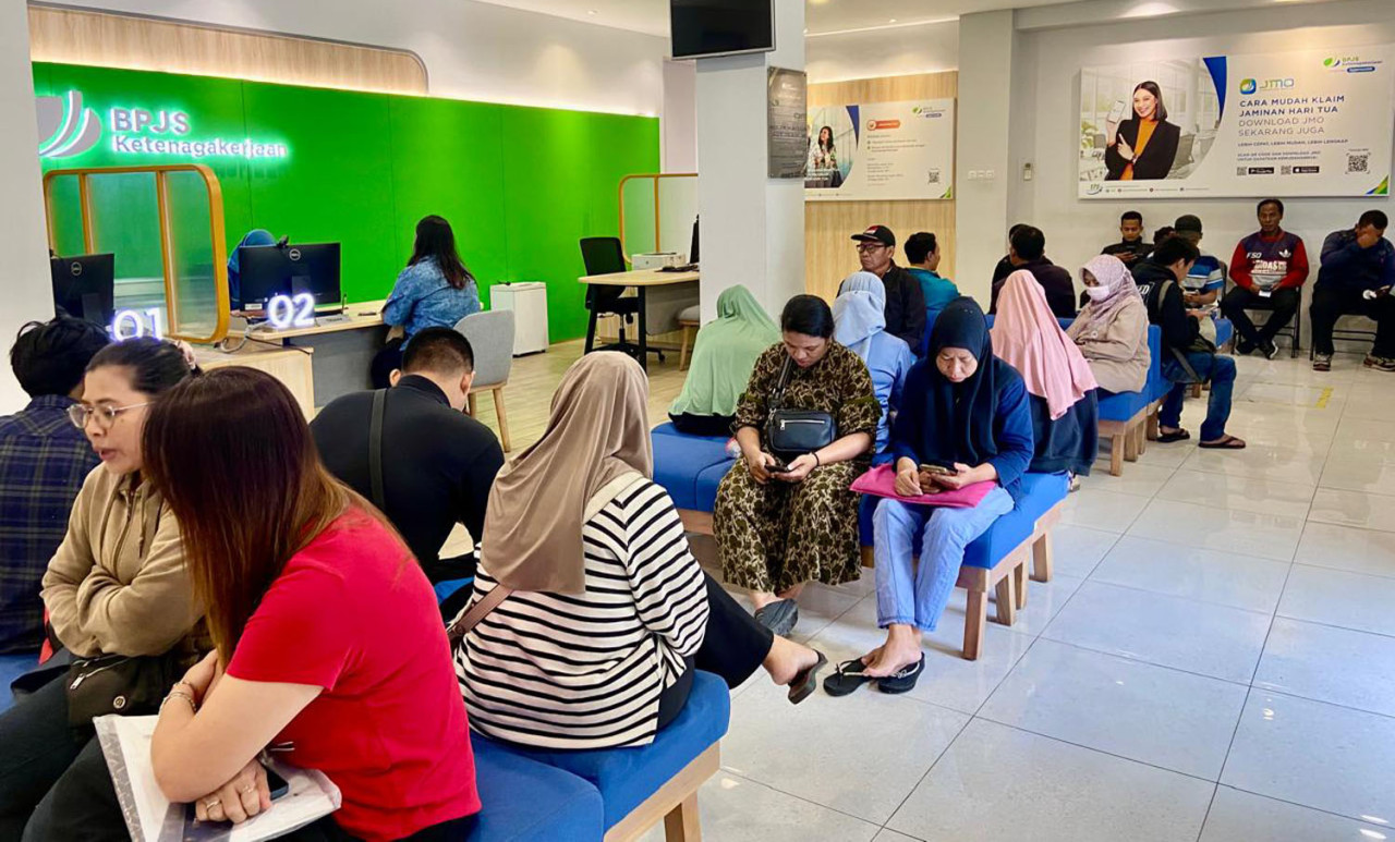 Suasana layanan klaim di Kantor BPJS Ketenagakerjaan Surabaya Tanjung Perak tampak ramai, dengan peserta menunggu proses pelayanan. (Foto: Ali Masduki/jatimnow.com)