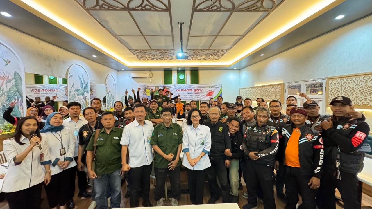 BPJS Ketenagakerjaan Kantor Cabang Surabaya Tanjung Perak berfoto bersama komunitas pengemudi ojek online lintas platform usai sharing session PP 50 Tahun 2025 tentang diskon iuran JKK–JKM di Surabaya, Senin (26/1/2026). (Foto/jatimnow.com)