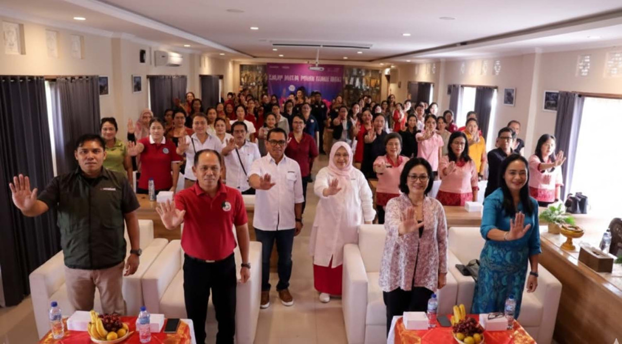 Perempuan dari berbagai komunitas berkumpul dalam pelatihan Bunda Pintar di Denpasar Timur, menyatakan komitmen bersama menjadi garda depan literasi digital keluarga aman, bijak, dan produktif di era digital. (Foto/jatimnow.com)