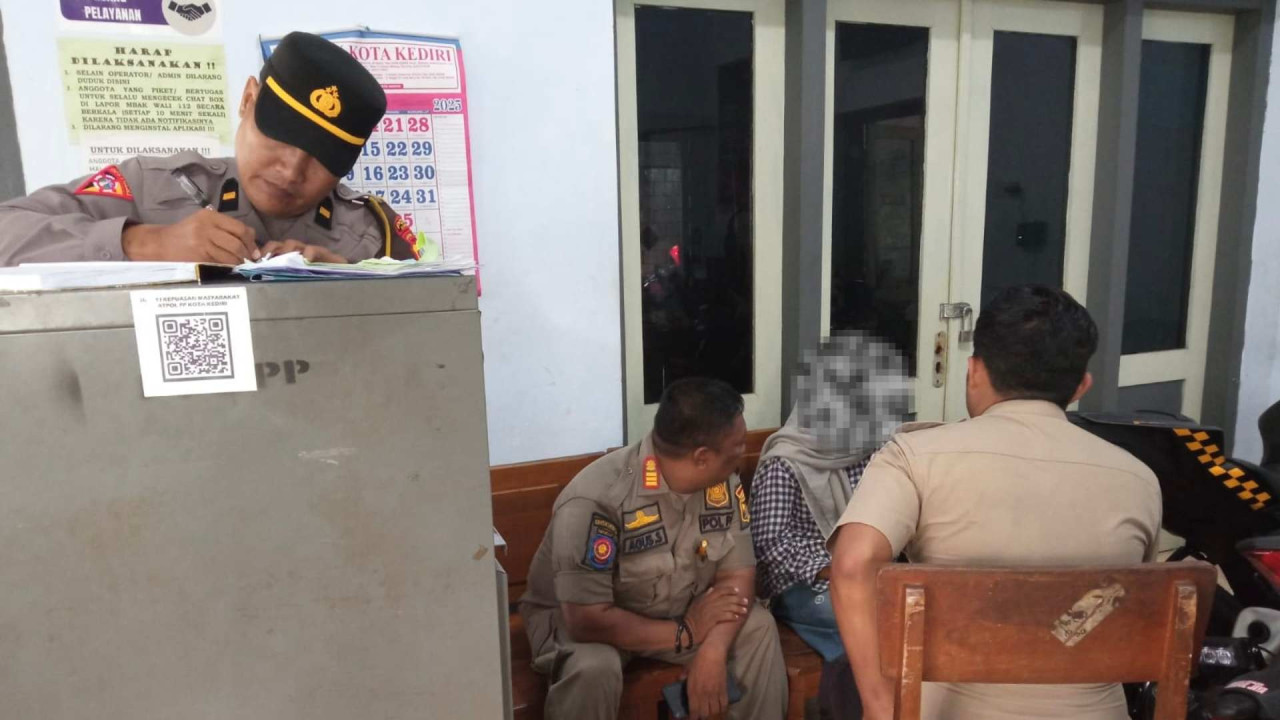 Satpol PP Kota Kediri saat menggali keterangan dari gadis yang mencoba bunuh diri. (Foto: Satpol PP Kota Kediri/jatimnow.com)