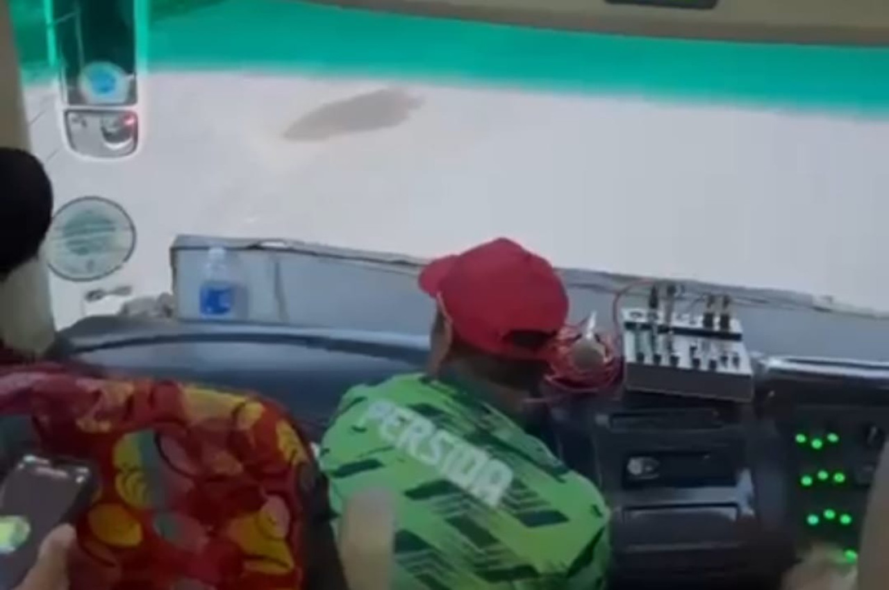 Potongan video bus rombongan Tim Persida Sidoarjo dilempari batu (tangkapan layar)