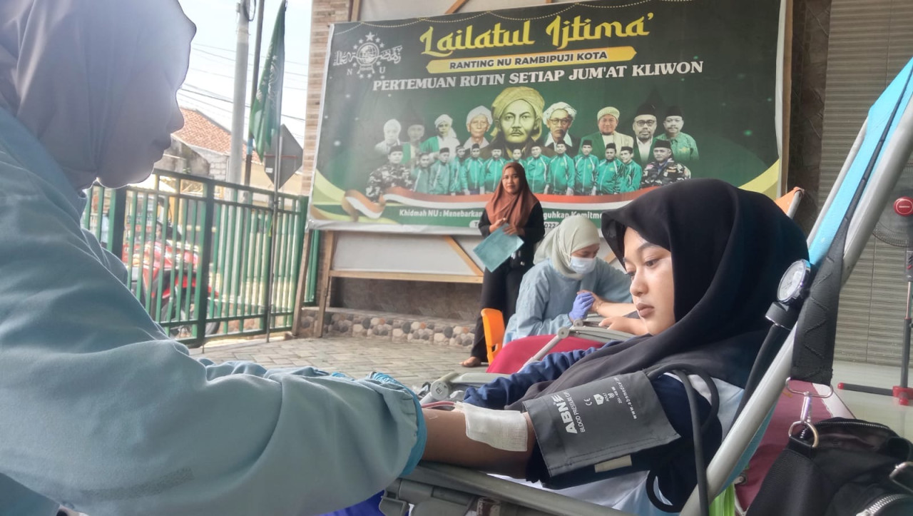 Aksi donor darah di Rambipuji bonus soto lamongan. (Foto: Gufron for jatimnow.com)