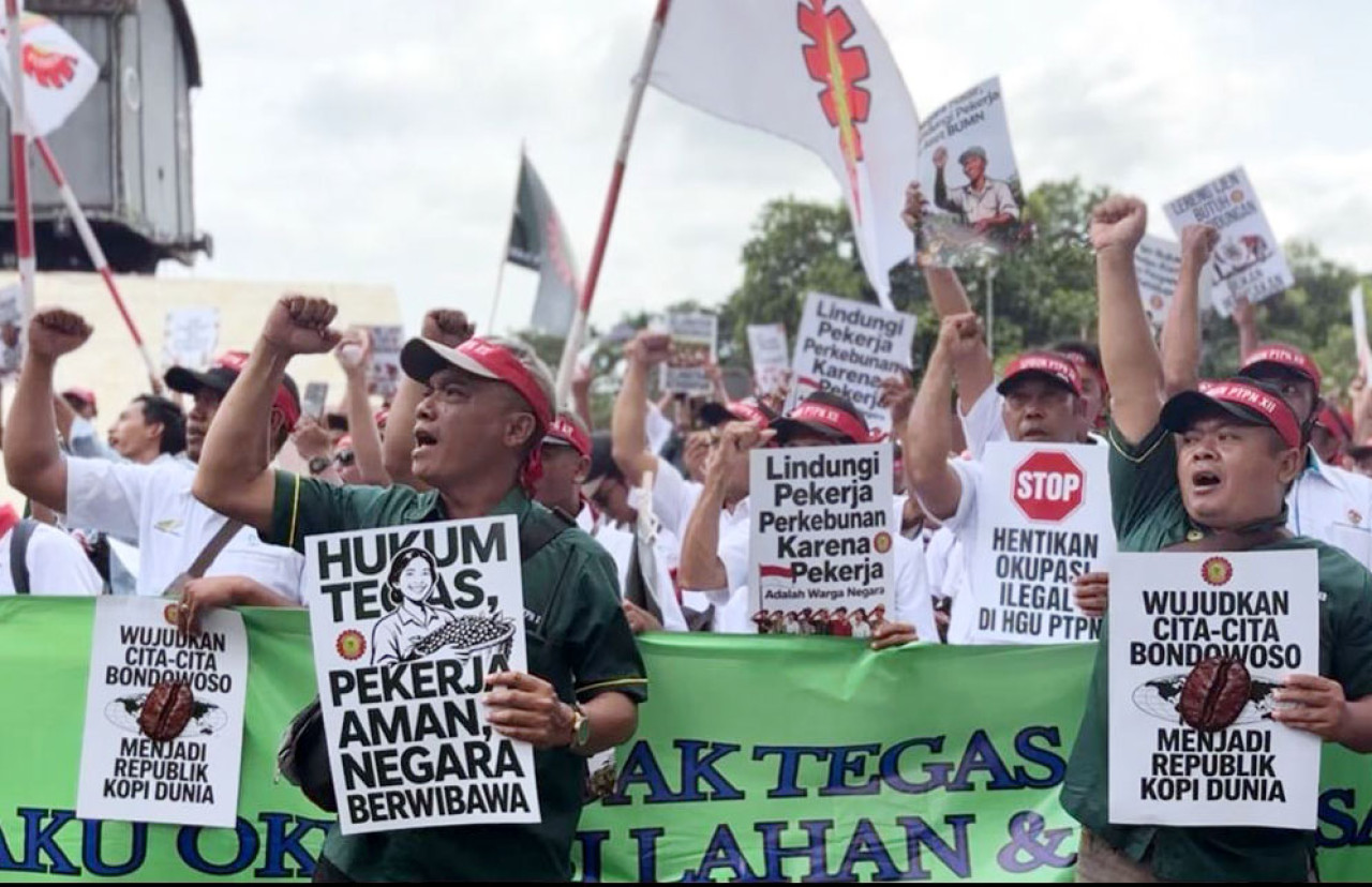 Ribuan pekerja perkebunan menggelar aksi damai di Bondowoso menuntut penyelesaian konflik JCE-Blawan yang merusak aset negara dan rasa aman. (Foto/jatimnow.com)