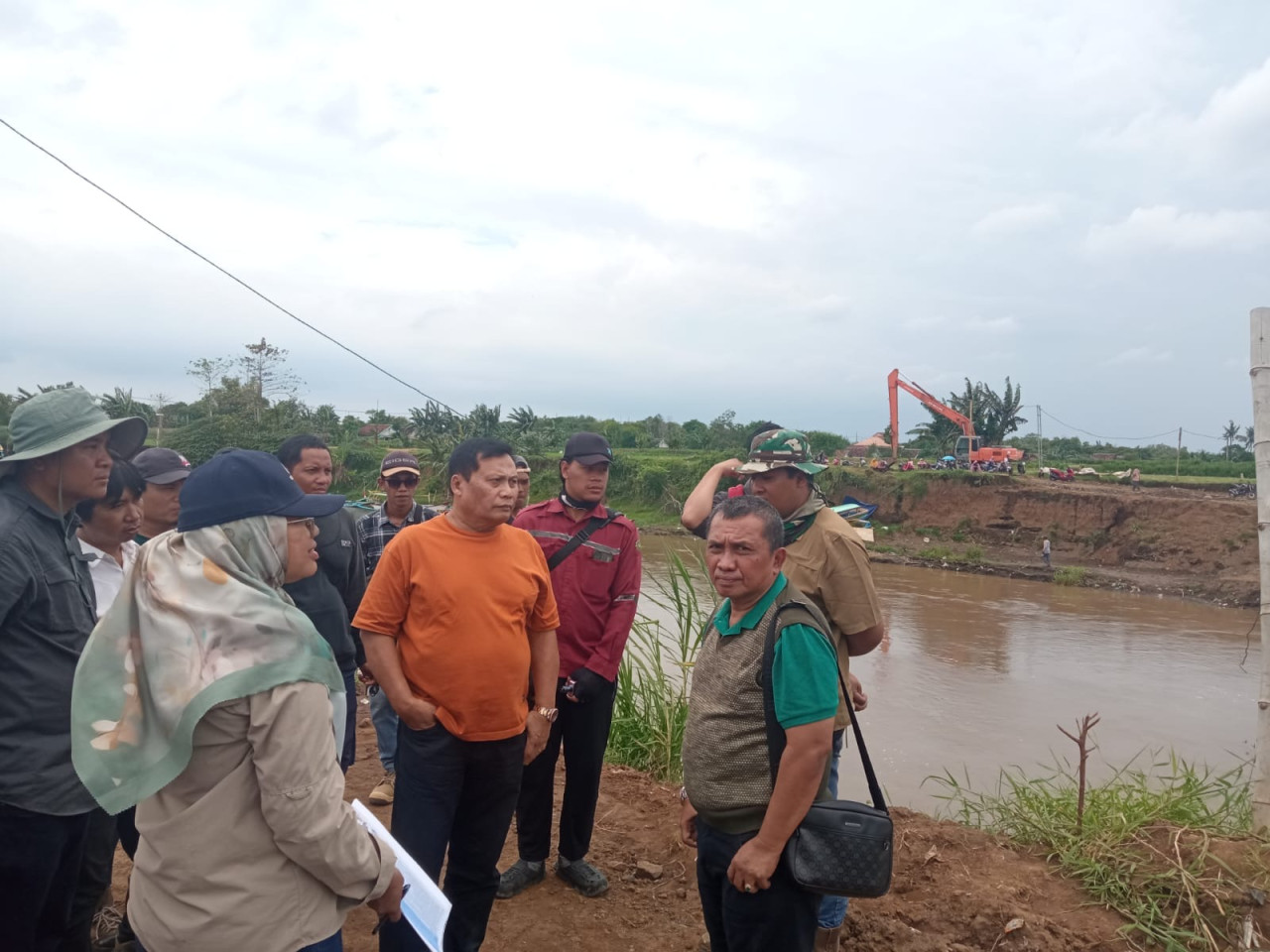Anggota Komisi D DPRD Jatim Drs. H. Satib, M.Si saat meninjau Dam Pelimpah. (Foto: Sugianto/jatimnow.com)