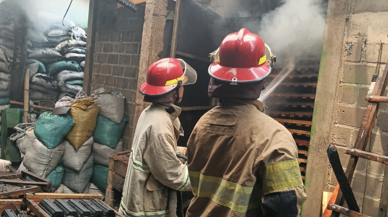Proses pemadaman oleh Petugas Pemadam Kebakaran Kabupaten Kediri. (Foto: Satpol PP Kabupaten Kediri/jatimnow.com)