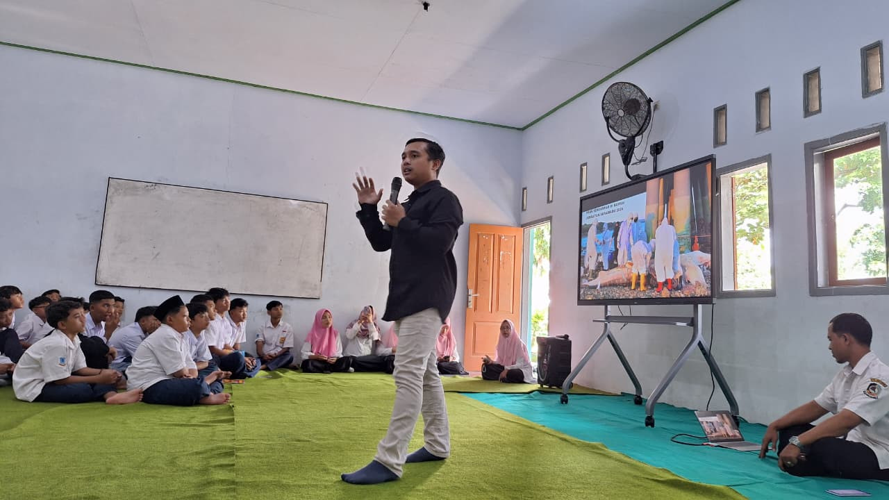 Ecoton Gandeng SMP NU Shafiyah Banyuwangi Kampanyekan Pesantren Zero Waste