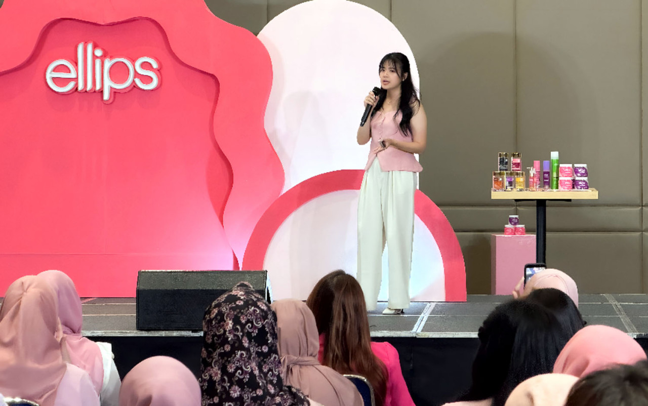 Brand Manager Ellips, Pamella Yuvita, menjelaskan bahwa Ellips Hair Mask hadir sebagai solusi perawatan efektif dengan waktu pemakaian singkat, mendukung gaya hidup modern yang serba cepat. (Foto/jatimnow.com)