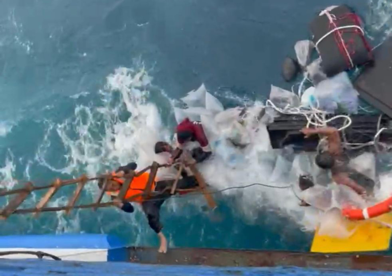 Evakuasi dramatis dilakukan KM Egon di tengah gelombang 1,2 meter. (Foto: Basarnas/jatimnow.com)
