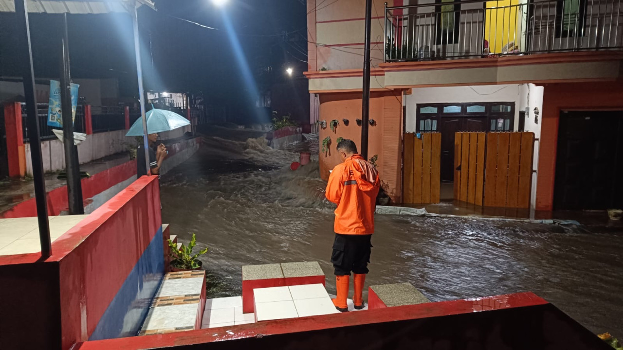 BPBD Jember memantau banjir di lokasi terdampak. (Foto: BPBD Jember/jatimnow.com)