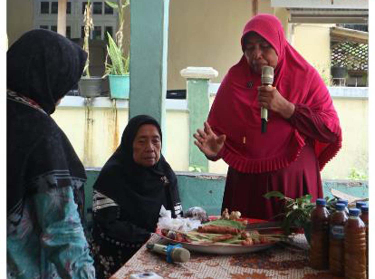 Pengobat tradisional (Mama Biang) sedang menerangkan dan mendemonstrasikan pembuatan ramuan tradisional yang sudah dipakai puluhan tahun di Leihatu kepada tim peneliti FFUA. (Foto/jatimnow.com)