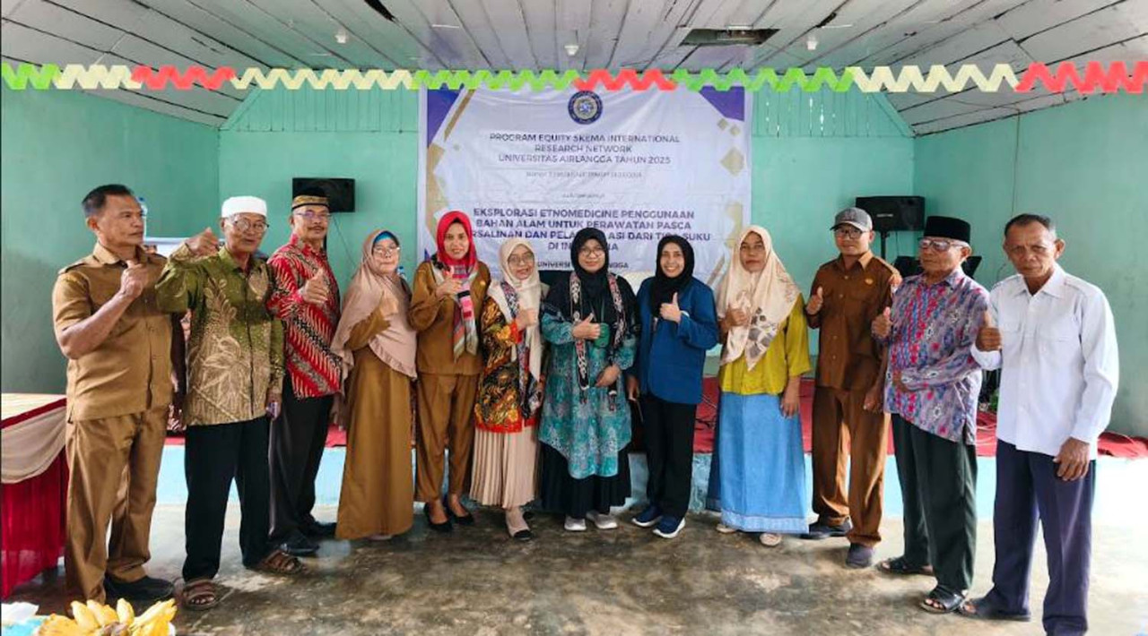 Foto bersama dengan para pimpinan wilayah setempat dari Kecamatan Leihatu, Maluku Tengah. (Foto/jatimnow.com)