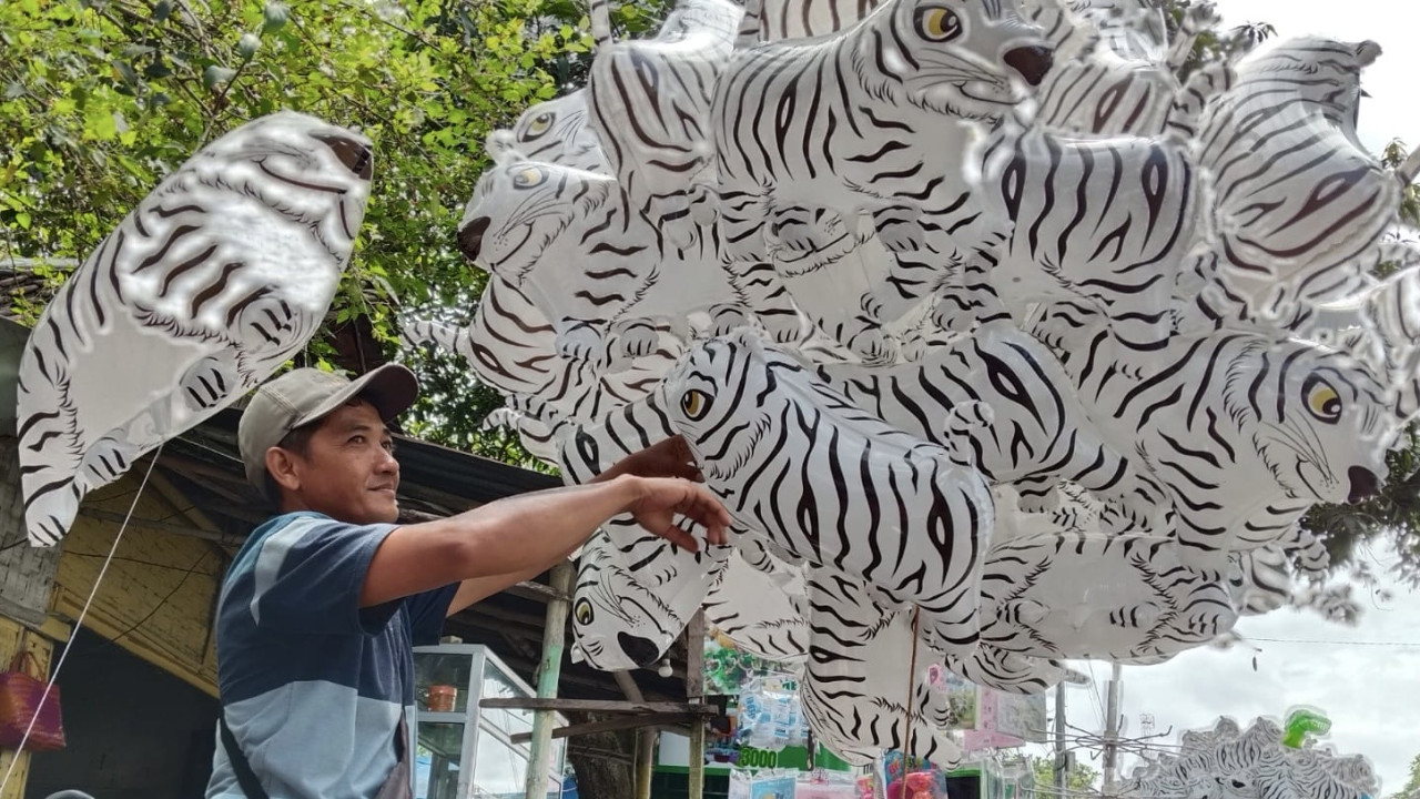 Salah satu pedagang di Patung Macan Putih Balongjeruk, Kabupaten Kediri. (Foto: Nanik for jatimnow.com)