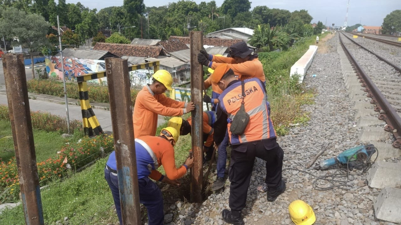 Petugas Daop 7 Madiun tutup perlintasan liar. (Foto: Daop 7 Madiun/jatimnow.com)