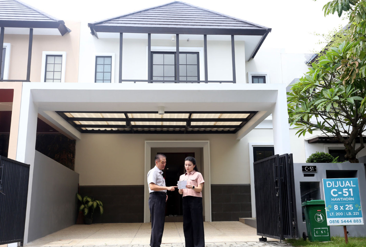 Direktur Pemasaran Intiland Wilayah Surabaya, Harto Laksono, berada di depan rumah contoh di Graha Natura Surabaya, Kamis (22/1/2026). (Foto: Ali Masduki/jatimnow.com)