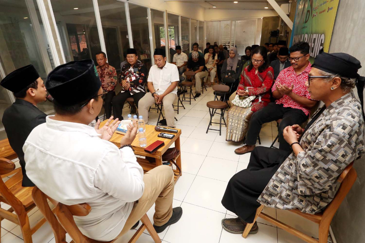 Doa dan tahlil bersama mewarnai Haul II Dr. Rizal Ramli yang digelar Forkom Jurnalis Nahdliyin (FJN) di Rumah Literasi Digital, Surabaya, Kamis (8/1/2026). Keluarga, tokoh masyarakat, akademisi, dan jurnalis duduk bersama mengenang pemikiran kritis serta keberanian ekonom nasional yang jejak gagasannya terus hidup dalam perdebatan publik. (Foto: RLD/jatimnow.com)