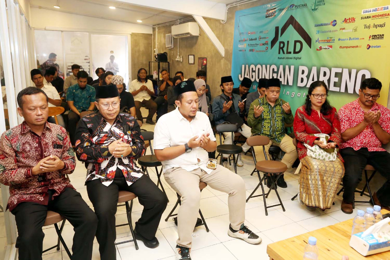 Sejumlah tokoh, akademisi, jurnalis, dan keluarga mengikuti doa serta tahlil dalam Haul II Dr. Rizal Ramli yang digelar Forkom Jurnalis Nahdliyin (FJN) di Rumah Literasi Digital (RLD), Surabaya, Kamis (8/1/2026). Peringatan ini menjadi momentum mengenang keteguhan sikap, keberanian berpikir, dan warisan gagasan ekonom nasional yang tetap relevan bagi demokrasi Indonesia. (Foto: RLD/jatimnow.com)