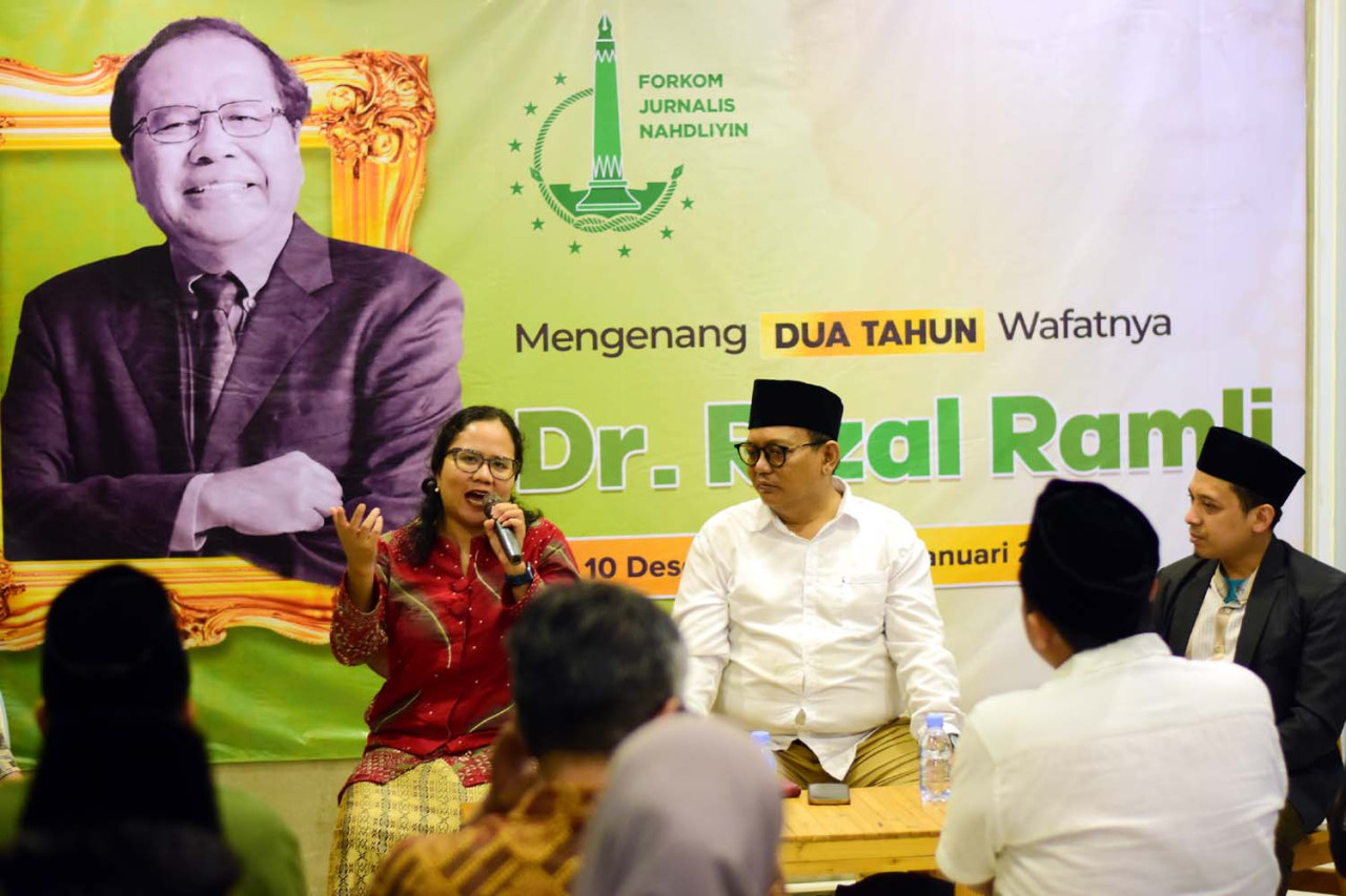 Putri almarhum Dr. Rizal Ramli menyampaikan testimoni dalam Haul II Rizal Ramli yang digelar Forkom Jurnalis Nahdliyin (FJN) di Rumah Literasi Digital (RLD), Surabaya, Kamis (8/1/2026). Forum ini menjadi ruang berbagi kenangan dan refleksi atas warisan pemikiran kritis ekonom nasional yang jejak gagasannya terus memengaruhi diskursus publik dan demokrasi Indonesia. (Foto: RLD/jatimnow.com)