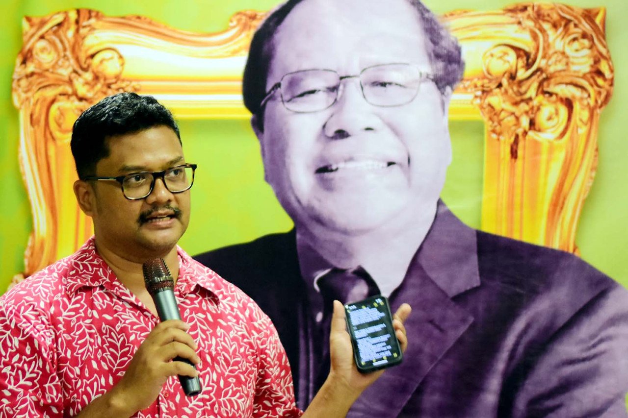 Putra almarhum Dr. Rizal Ramli menyampaikan kesaksian dan refleksi dalam Haul II Rizal Ramli yang digelar Forkom Jurnalis Nahdliyin (FJN) di Rumah Literasi Digital (RLD), Surabaya, Kamis (8/1/2026). Momen ini menghidupkan kembali gagasan, keberanian berpikir, dan warisan intelektual ekonom nasional yang terus bergema dalam ruang publik.(Foto: RLD/jatimnow.com)