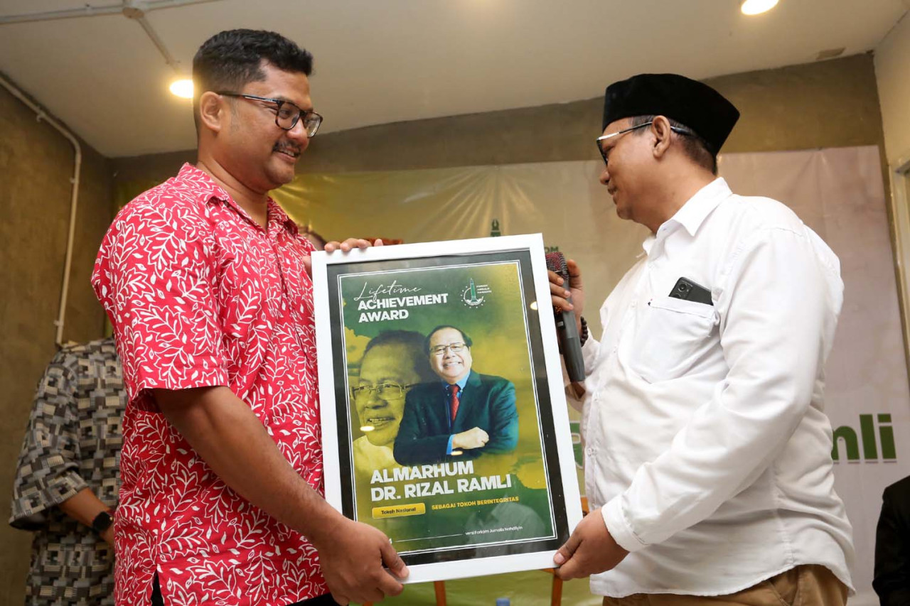Penyerahan simbolis penghargaan Lifetime Achievement Award untuk almarhum Dr. Rizal Ramli dalam rangkaian Haul II yang digelar Forkom Jurnalis Nahdliyin (FJN) di Rumah Literasi Digital (RLD), Surabaya, Kamis (8/1/2026). Penghargaan ini menjadi bentuk apresiasi atas integritas, keberanian, dan kontribusi intelektual Rizal Ramli sebagai tokoh nasional yang konsisten membela kepentingan publik. (Foto: RLD/jatimnow.com)