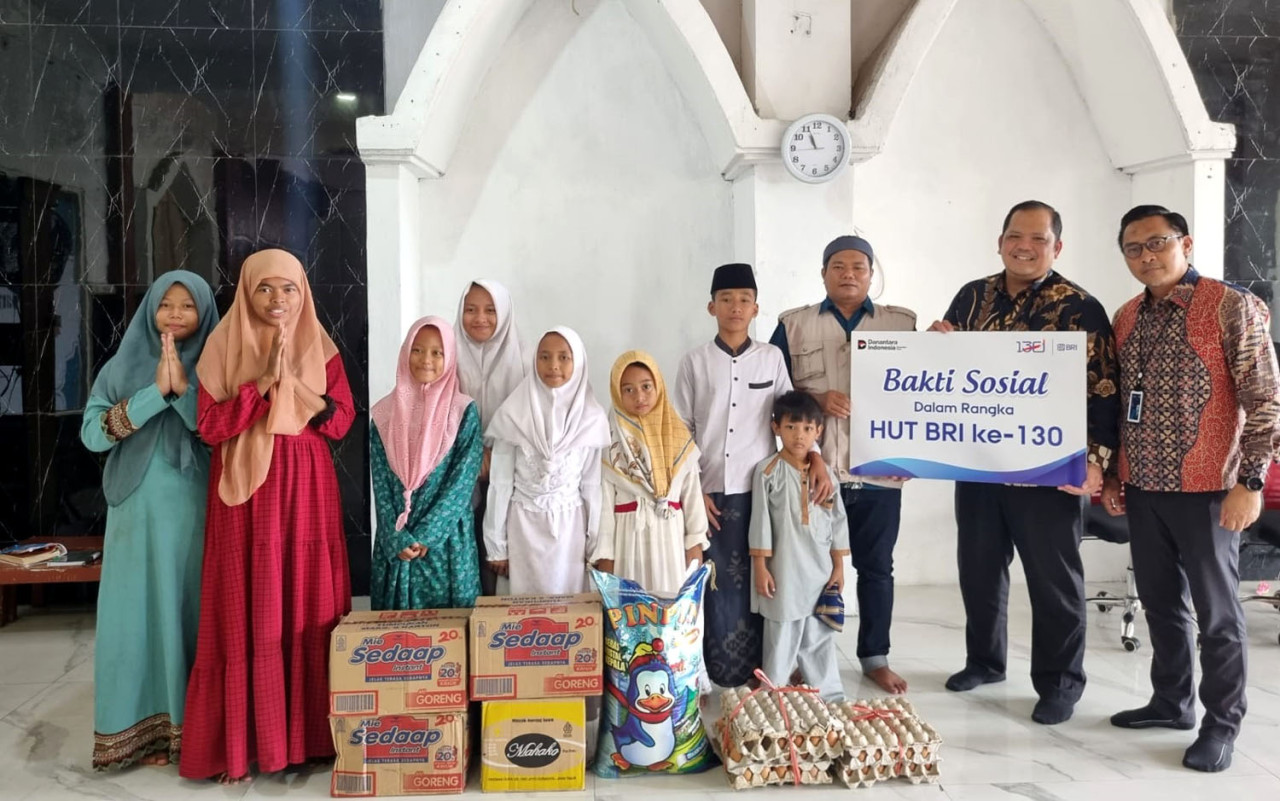BRI Branch Office HR Muhammad menyalurkan bantuan sembako kepada anak-anak Panti Asuhan Himmatun Ayat, Surabaya, dalam rangka Bakti Sosial HUT BRI ke-130. (Foto: Ali Masduki/jatimnow.com)