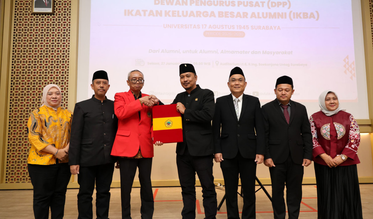 prosesi serah terima kepengurusan IKBA Untag Surabaya di Auditorium Gedung R. Ing Soekonjono, Untag Surabaya, Selasa (27/1/2026). (Foto: Humas Untag Surabaya/jatimnow.com)