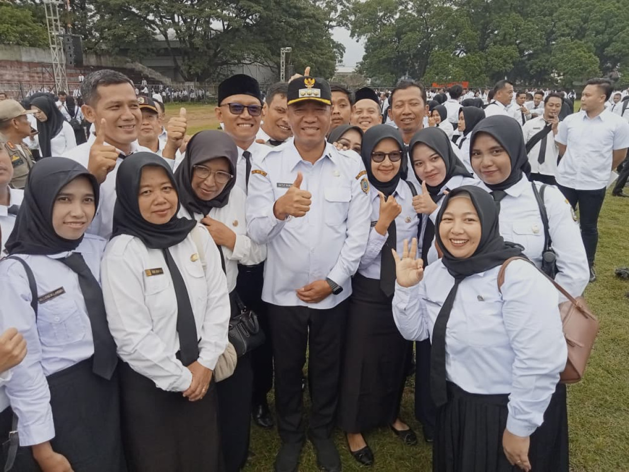 Foto: Bupati Tulungagung Gatut Sunu Wibowo bersama PPPK Paruh Waktu usai menerima petikan SK. (Bramanta/jatimnow.com)
