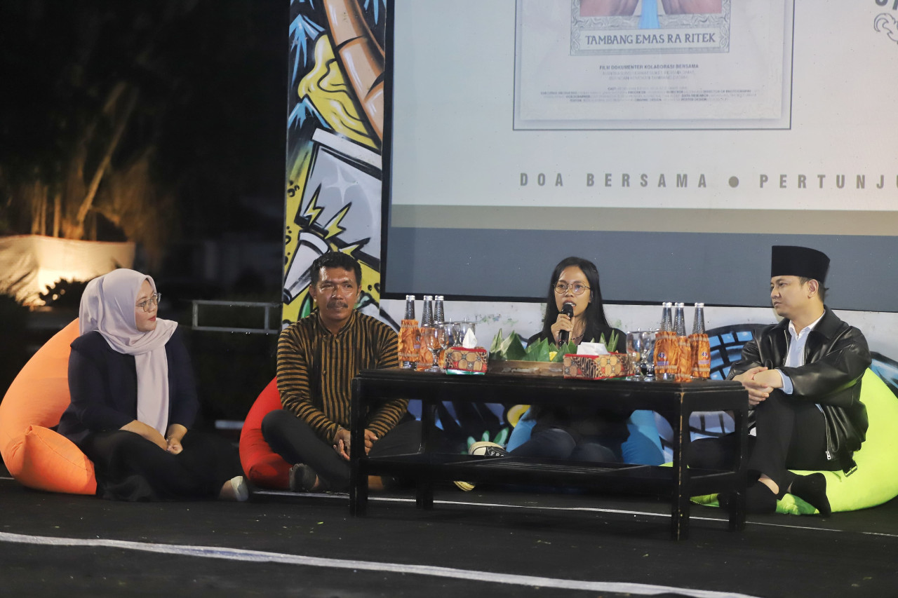 Foto: Bupati Trenggalek, M Nur Arifin saat menggelar nobar film dokumenter di malam pergantian tahun. (Bramanta/jatimnow.com)