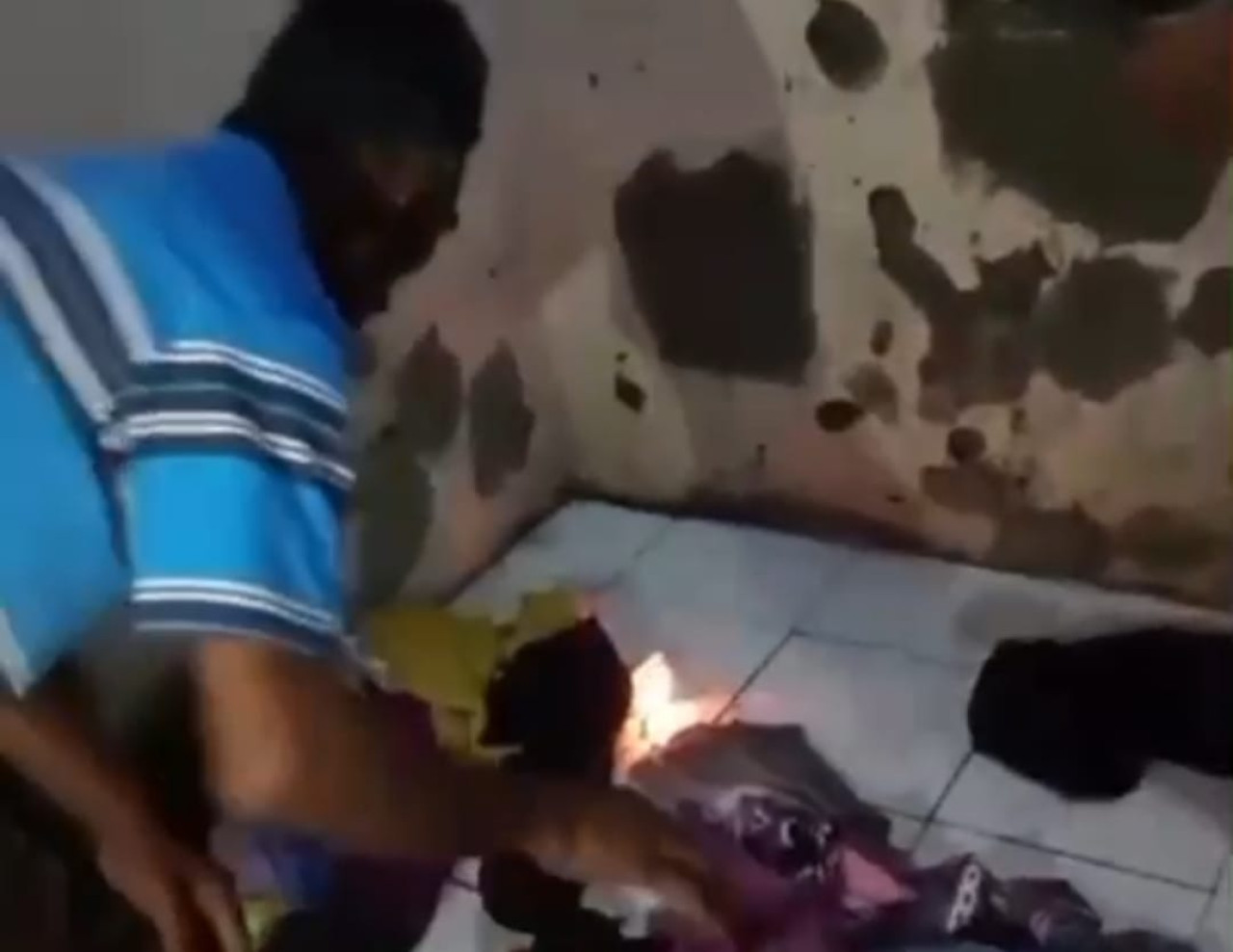 Foto : Foto : Api misterius muncul di rumah warga Jember (tangkapan layar video/jatimnow.com)