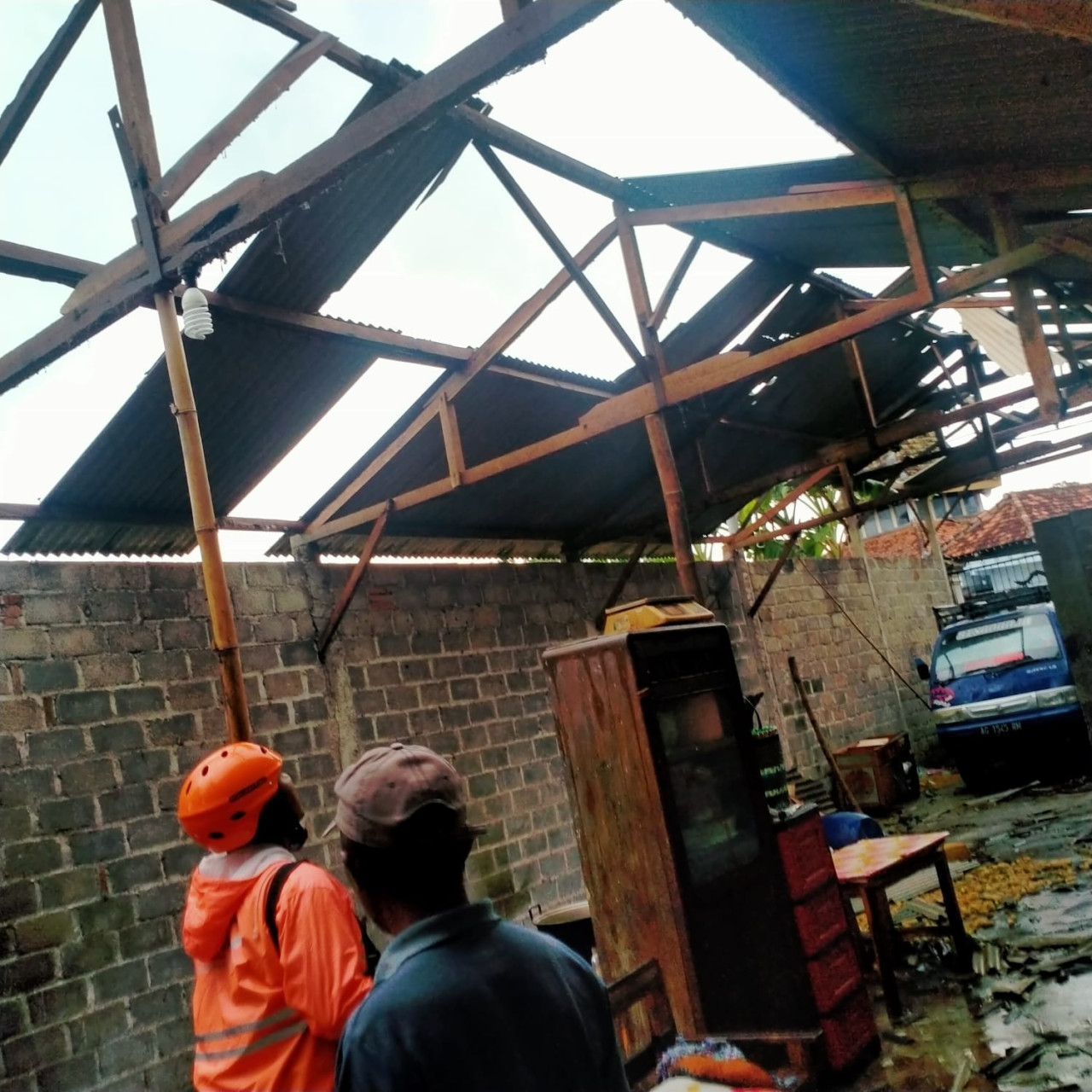 Foto: Salah satu rumah warga Tulungagung yang terdampak bencana angin putng beliung. (BPBD/jatimnow.com)