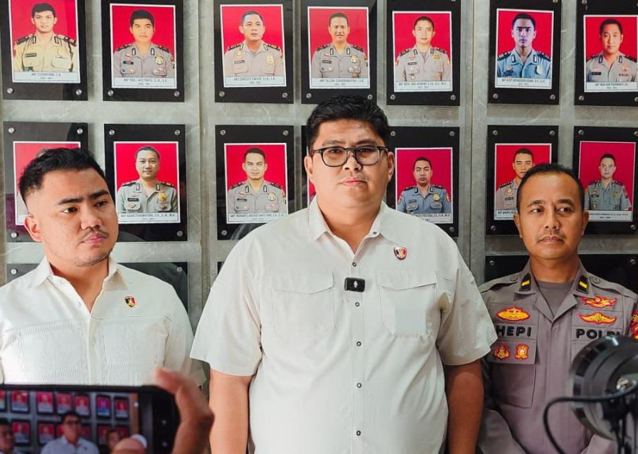 Kasatreskrim Polres Gresik AKP Arya Widjaya saat memberikan keterangan kepada wartawan mengenai penangkapan DPO gangster. (Foto: Humas Polres Gresik)