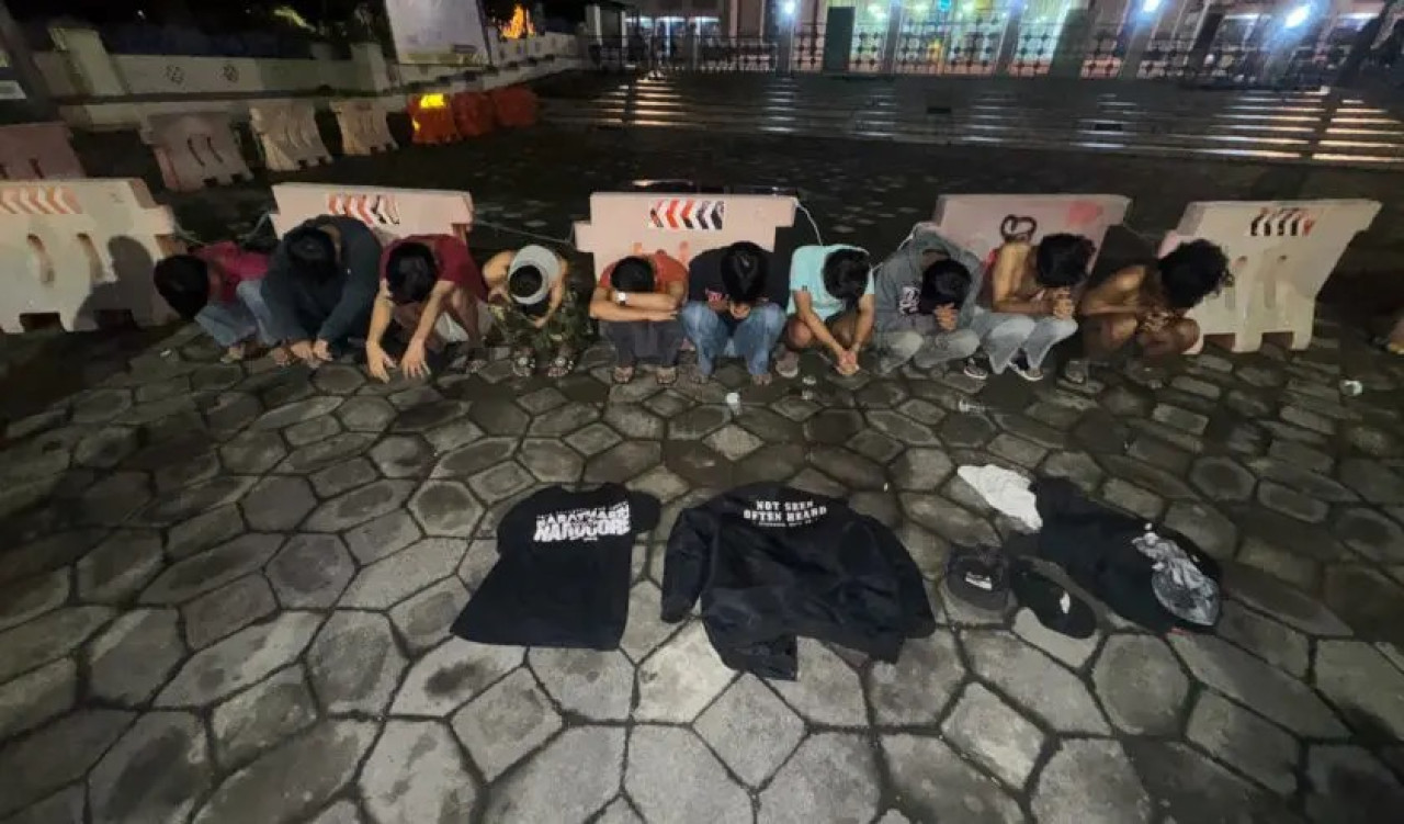 Foto: Pemuda yang diamankan karena diduga hendak tawuran. (Polda Jatim/jatimnow.com)