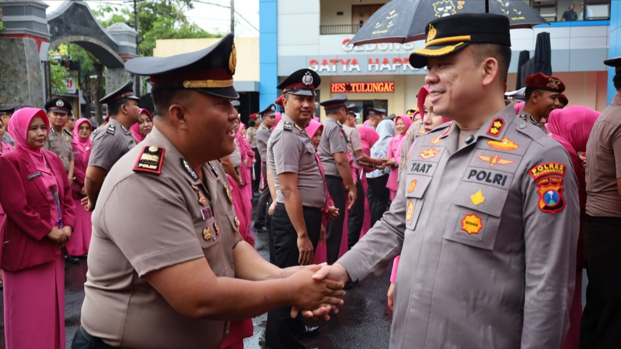 Foto: Kapolres Tulungagung, AKBP M Taat Resdi memberi selamat kepada personel yang mendapat kenaikan pangkat. (Bramanta/jatimnow.com)