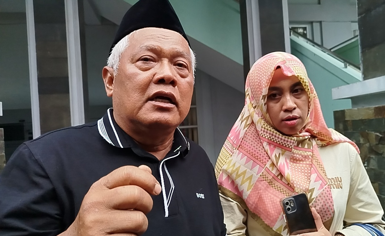 Foto: Yai Mim (kiri) bersama istrinya saat dimintai keterangan di UIN Malang (Aris/jatimnow.com)