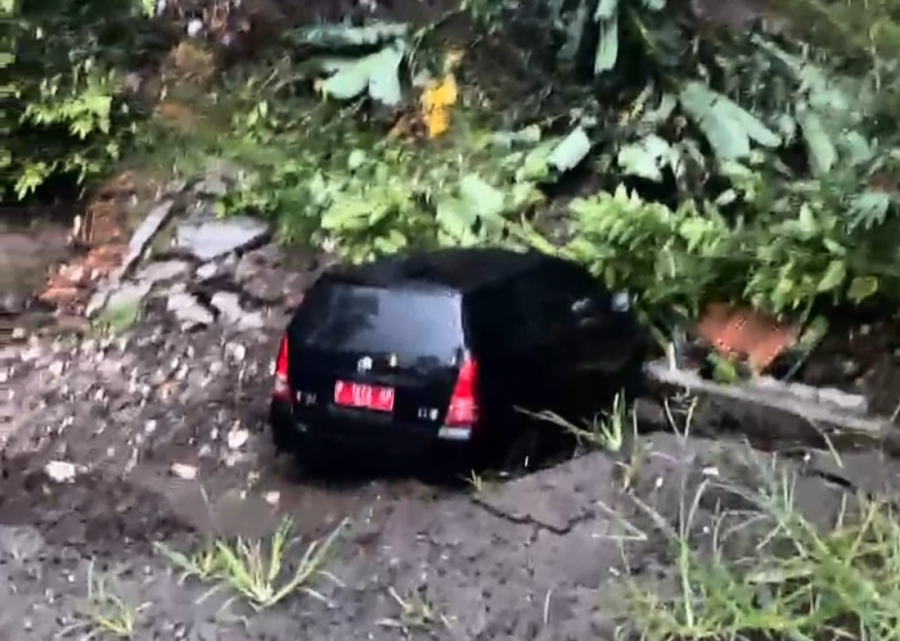 Foto : Mobil Plat merah milik Diskominfo terseret longsor (Sugianto)