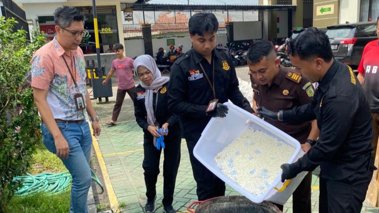Foto: Pemusnahan pil koplo yang dilakukan Kejari Tulungagung. (Kejari Tulungagung/jatimnow.com)